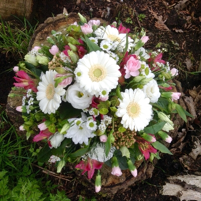 Traditional posy arrangement in Pink