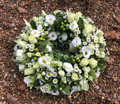 Loose wreath in white